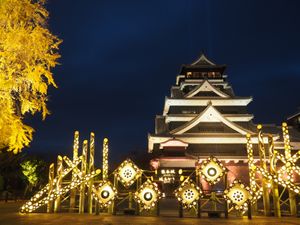 熊本城🏯

ちょうどあかり祭り開催中で、夜に城内まわれた！