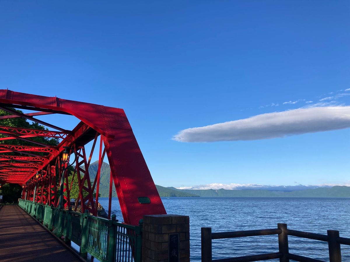 平均視度12-20mのクリアな水質の支笏湖と唯一の流出河川である千歳川。
...