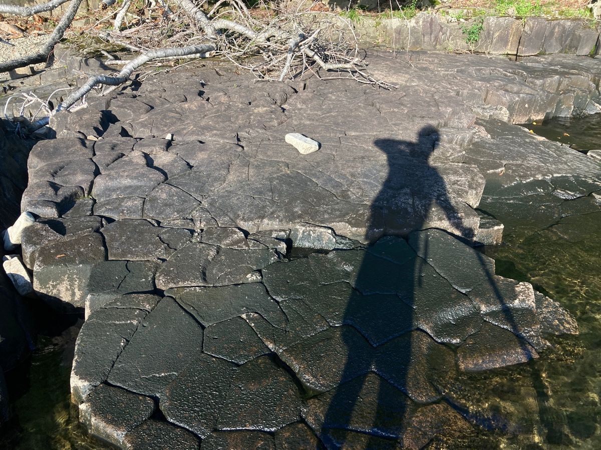 透明度日本屈指の支笏湖でSUP。
火砕流が冷え固まってできる柱状節理や水中...