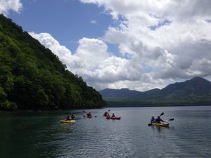 平均視度12-20mのクリアな水質の支笏湖と唯一の流出河川である千歳川。
...