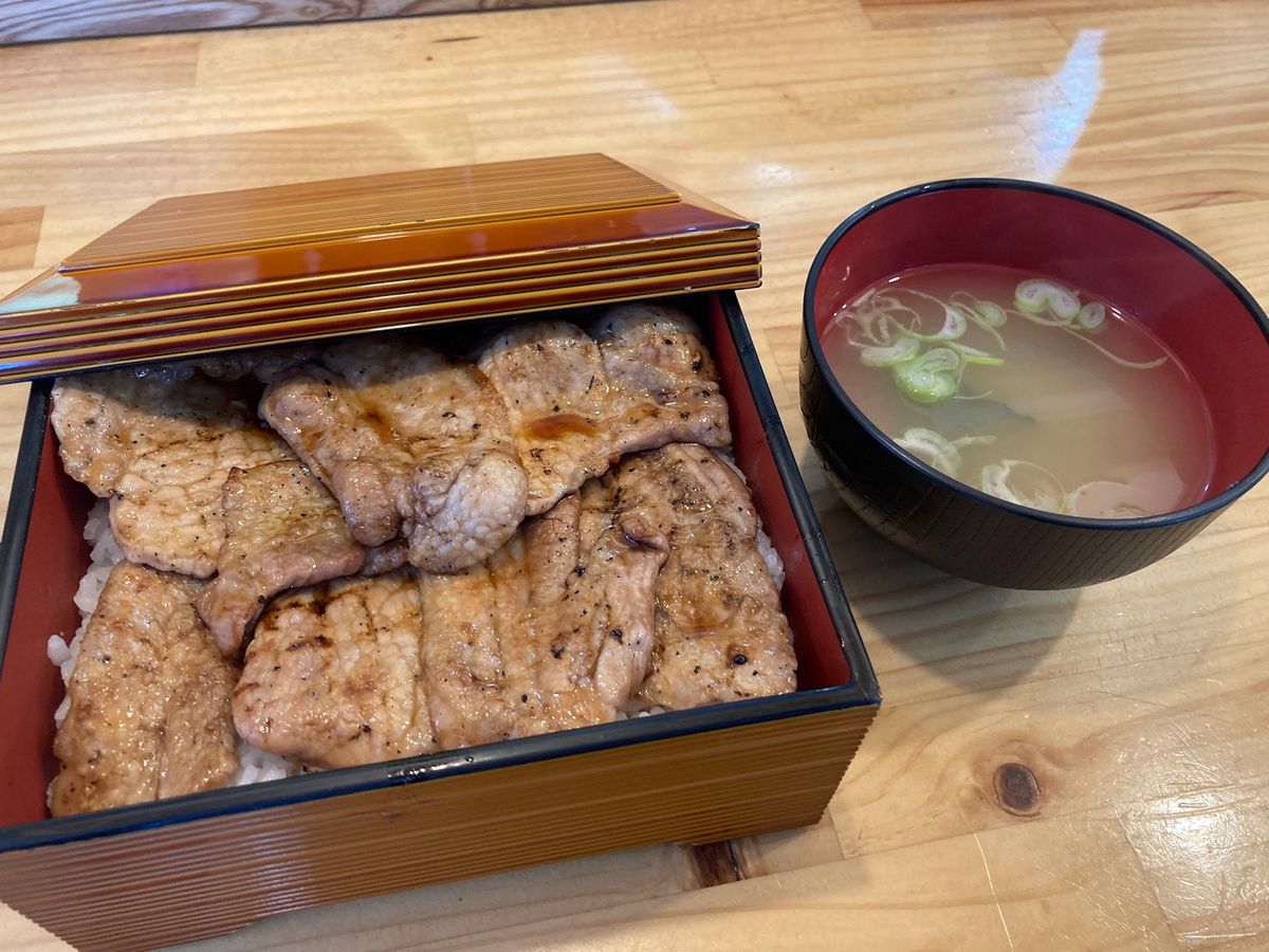 紋別岳（頂上までは1時間程度）
と下山後の豚丼