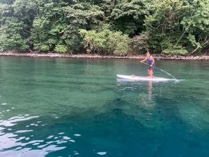 透明度日本屈指の支笏湖でSUP。
火砕流が冷え固まってできる柱状節理や水中...