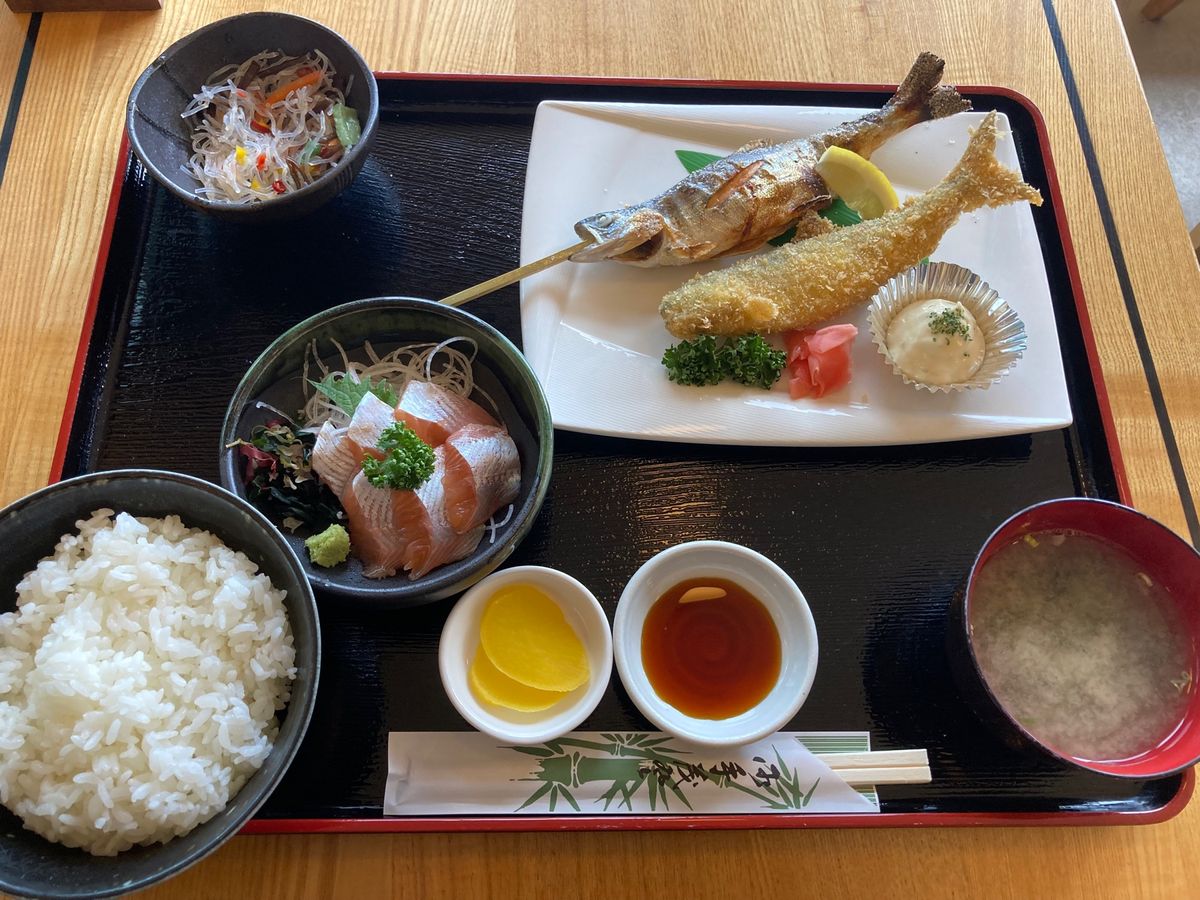 支笏湖で獲れるヒメマス料理が比較的安価に楽しめるポロピナイ食堂。
ヒメマス...