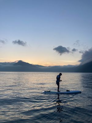 透明度日本屈指の支笏湖でSUP。
火砕流が冷え固まってできる柱状節理や水中...