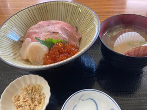 倶多楽湖からの白老丼（白老牛ローストビーフ、ホタテ、イクラ）。
ホタテの出...