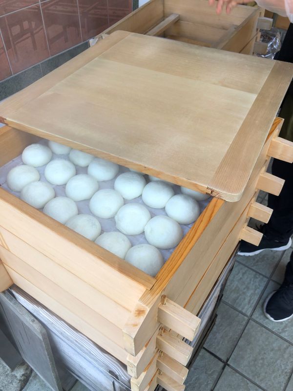 日本・草津「草津食べ歩きツアー」の写真：温泉まんじゅう
蒸しと普通のやつ。
揚げ...