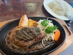 近場でランチできるお店を探して
KINGSへ🍽

ブラックペッパーハンバー...