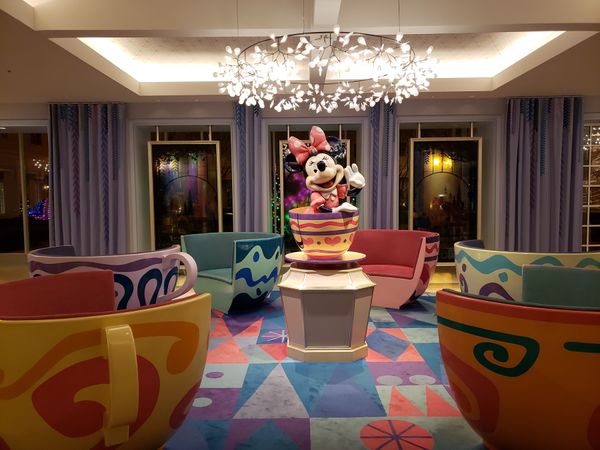 日本・千葉県「ディズニーランド」の写真：セレブレーションホテル
ロビーも部屋の壁...