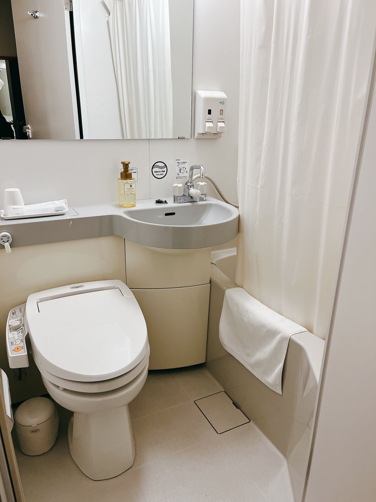 今夜泊まるホテルです。
バイクの駐輪場もありました🏍