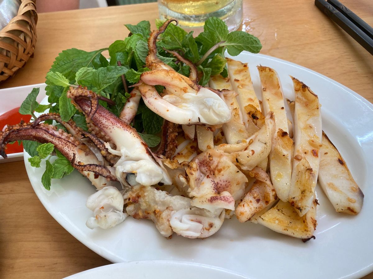 こちらも居心地良く、なかなか美味しい。土鍋ご飯のcơm niêuを売りにし...