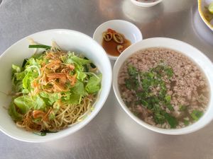 ひき肉スープが本当に美味しい米麺フーティウ屋さんのmì khô(汁なし中華...