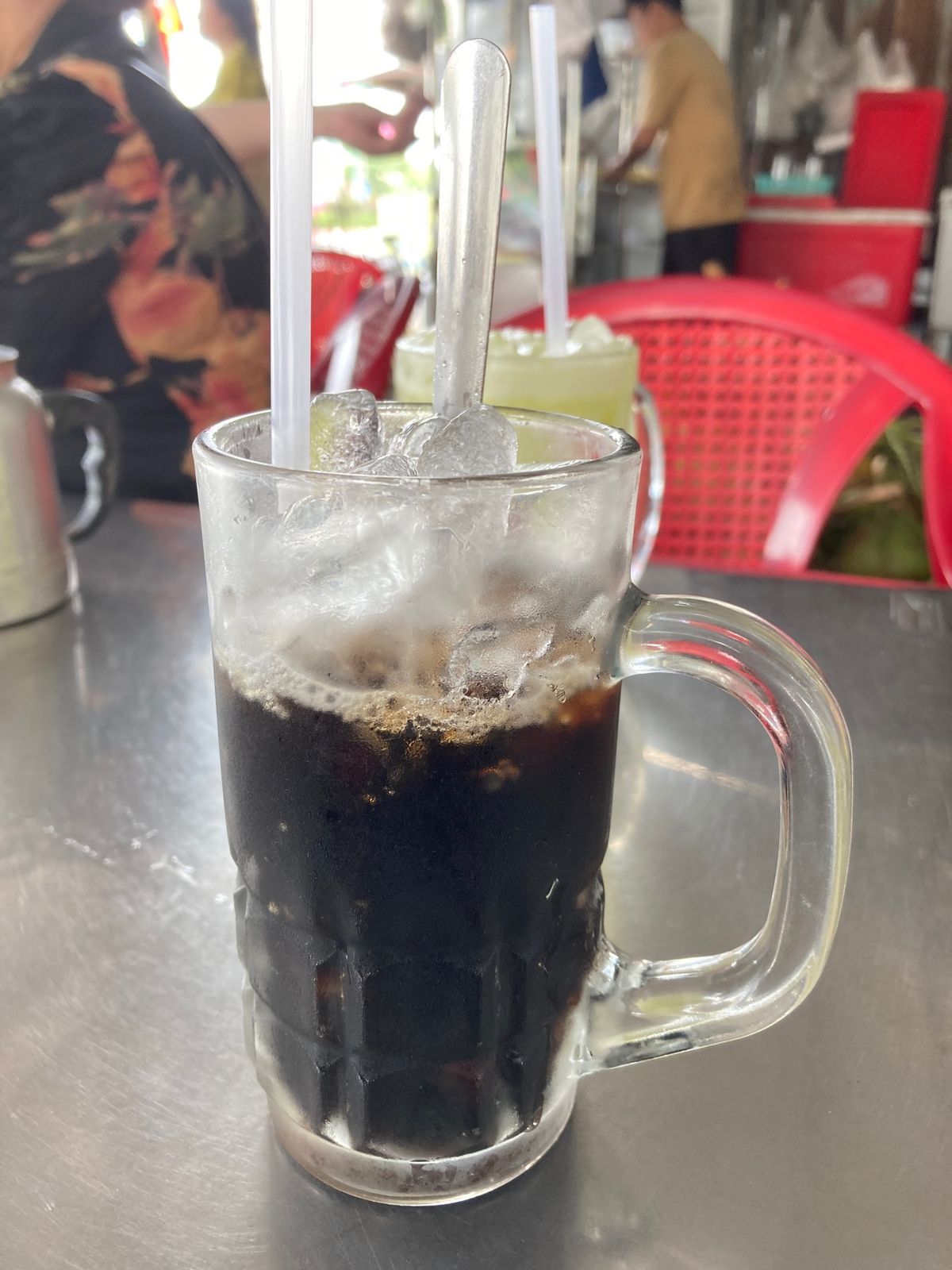 朝のアイスミルクコーヒー、インド系の店主の朝カレー(鶏カレー・ライス)、更...