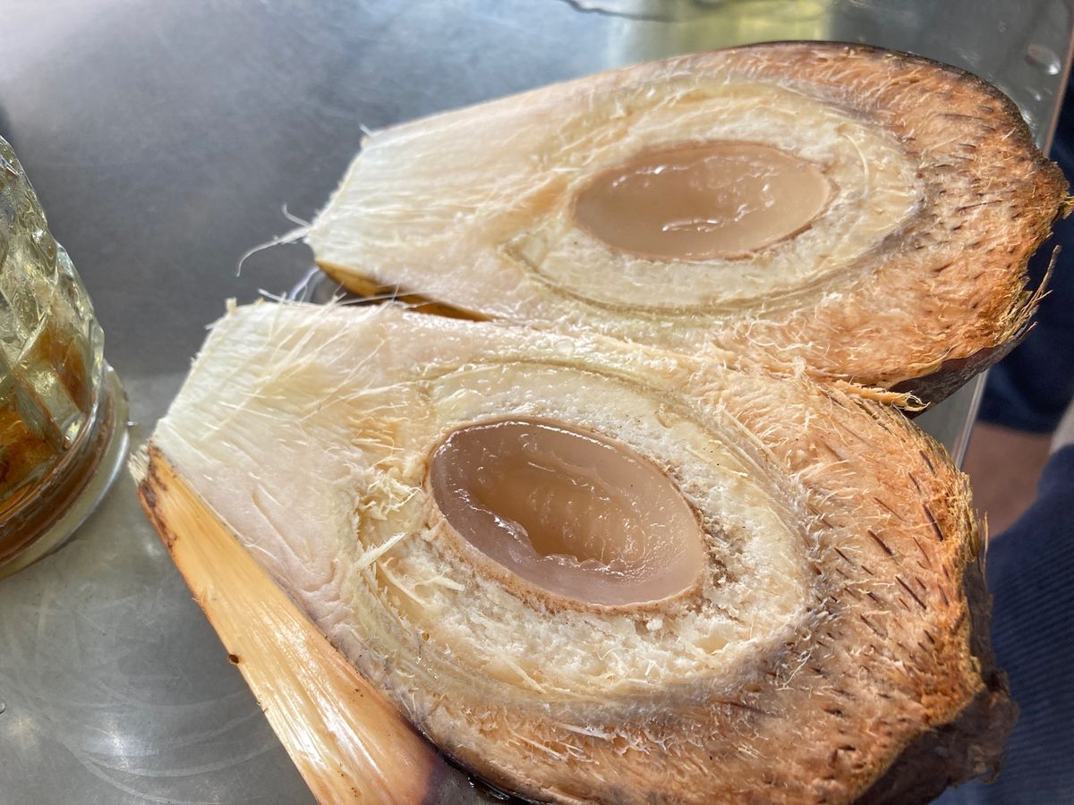 朝のアイスミルクコーヒー、インド系の店主の朝カレー(鶏カレー・ライス)、更...