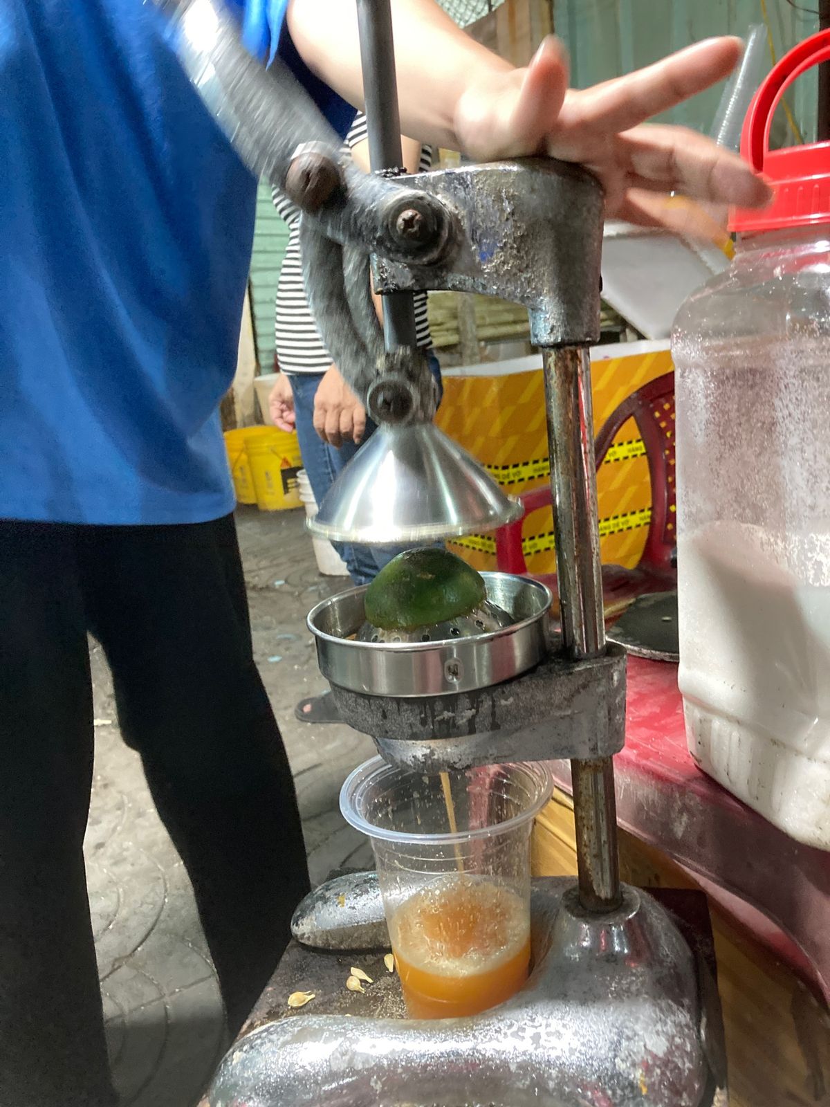 今が旬の友達の家に植っているマンゴー、搾りたてオレンジジュース