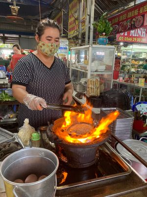 日の出、三年半前にもあった日本名の書かれた漁船。
朝食は市場でビーフステーキ。