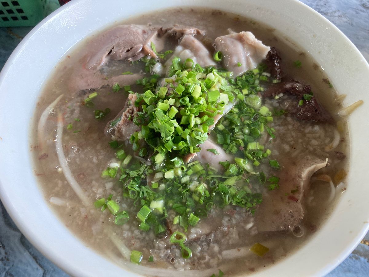 コンダオ中心部近くのビーチでも結構楽しめます(写真は夕方)。
2,3枚目は...