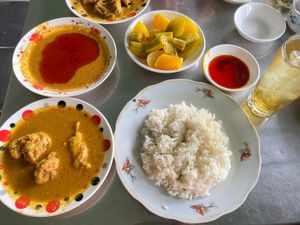 朝のアイスミルクコーヒー、インド系の店主の朝カレー(鶏カレー・ライス)、更...