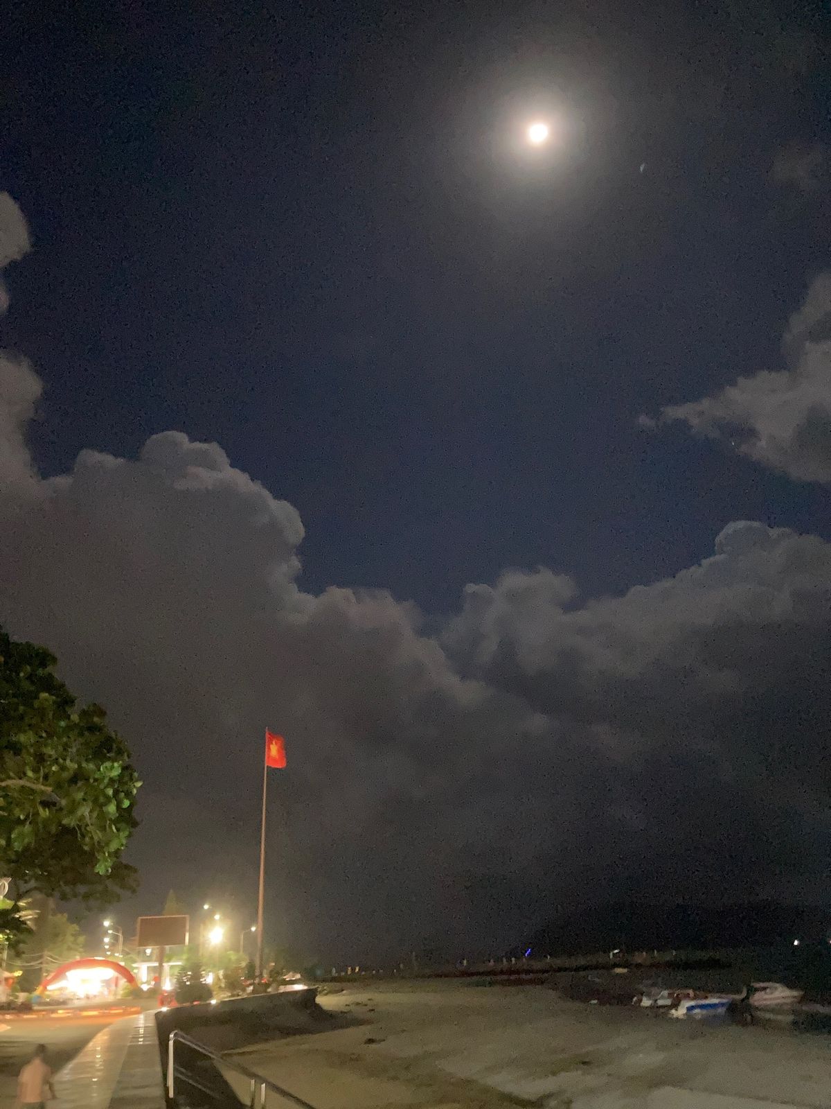 日の入り、コンダオ中心部のビーチ、cá thu khô(サワラの煮付け)、...