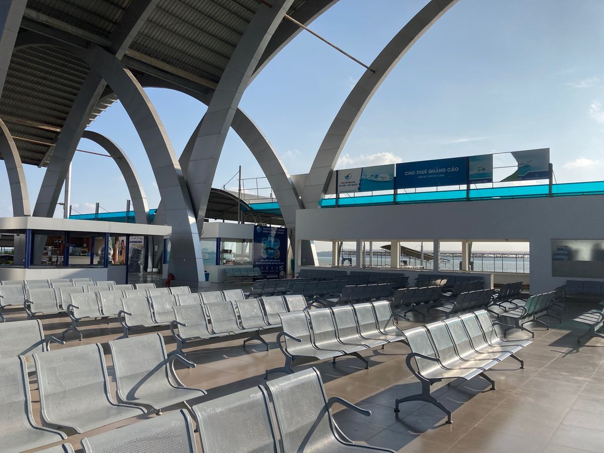 今回は3年半ぶり4回目のコンダオ島へ。メコンを渡り、ソクチャン省のチャンデ...