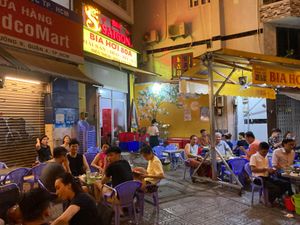 1区から橋渡ってすぐの4区の北部系のオープンエアの飲み屋さんで夕食。ビアホ...