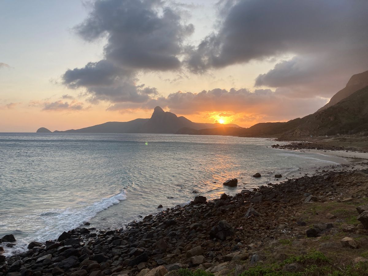 日の入り、コンダオ中心部のビーチ、cá thu khô(サワラの煮付け)、...