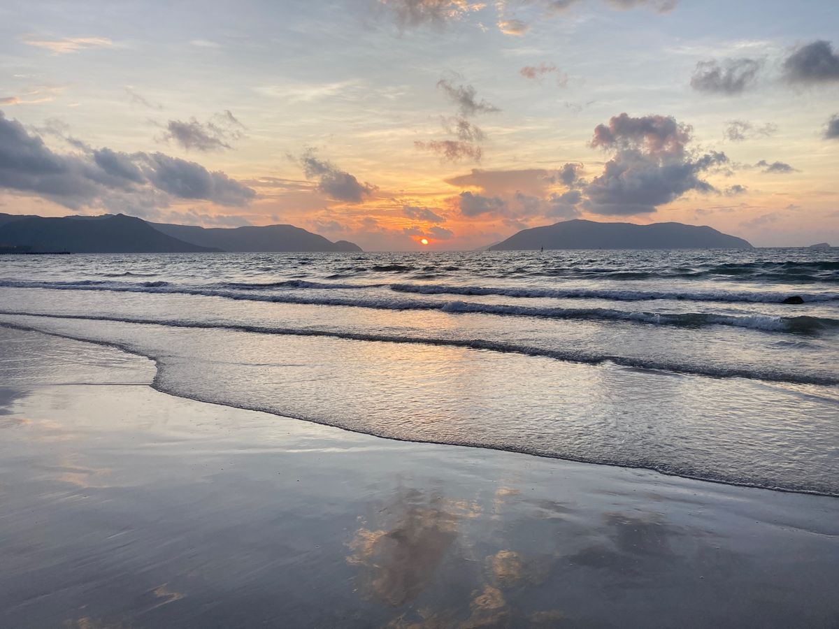 日の出、三年半前にもあった日本名の書かれた漁船。
朝食は市場でビーフステーキ。