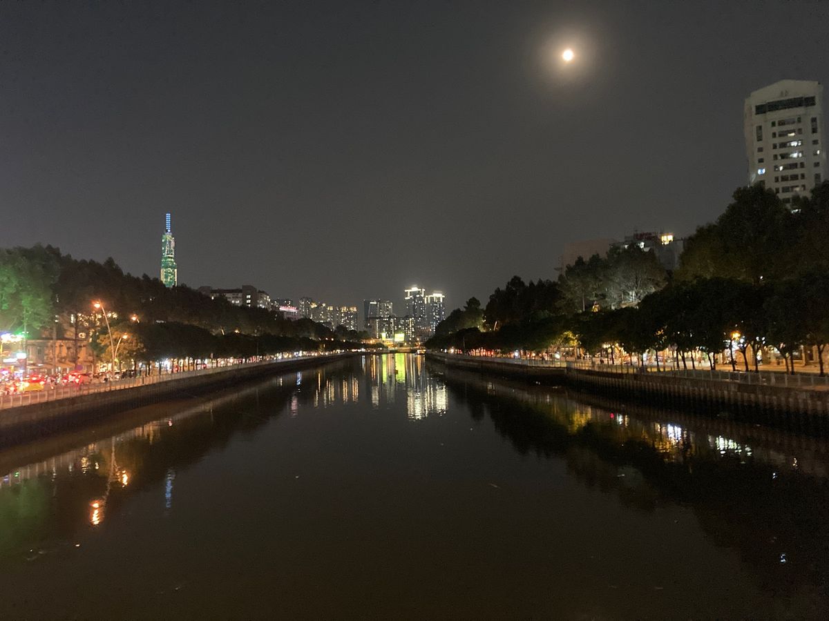 サイゴン、適当に入った店は北部人の店員ばかりだった。軽めのおつまみしかなく...