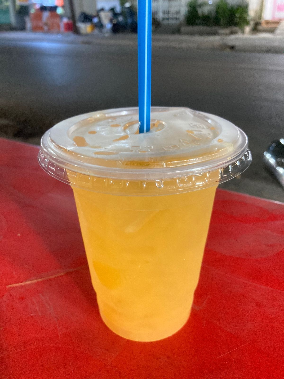 今が旬の友達の家に植っているマンゴー、搾りたてオレンジジュース