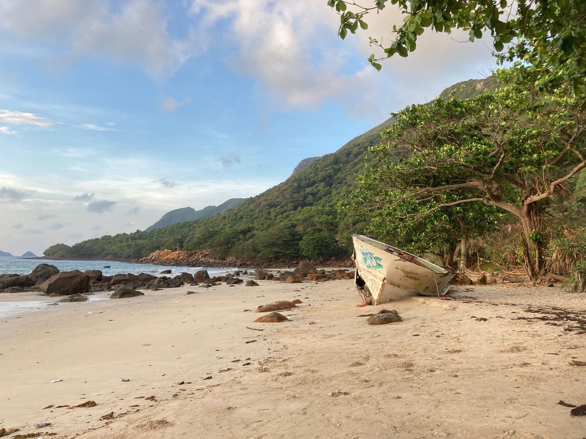 日の出、三年半前にもあった日本名の書かれた漁船。
朝食は市場でビーフステーキ。