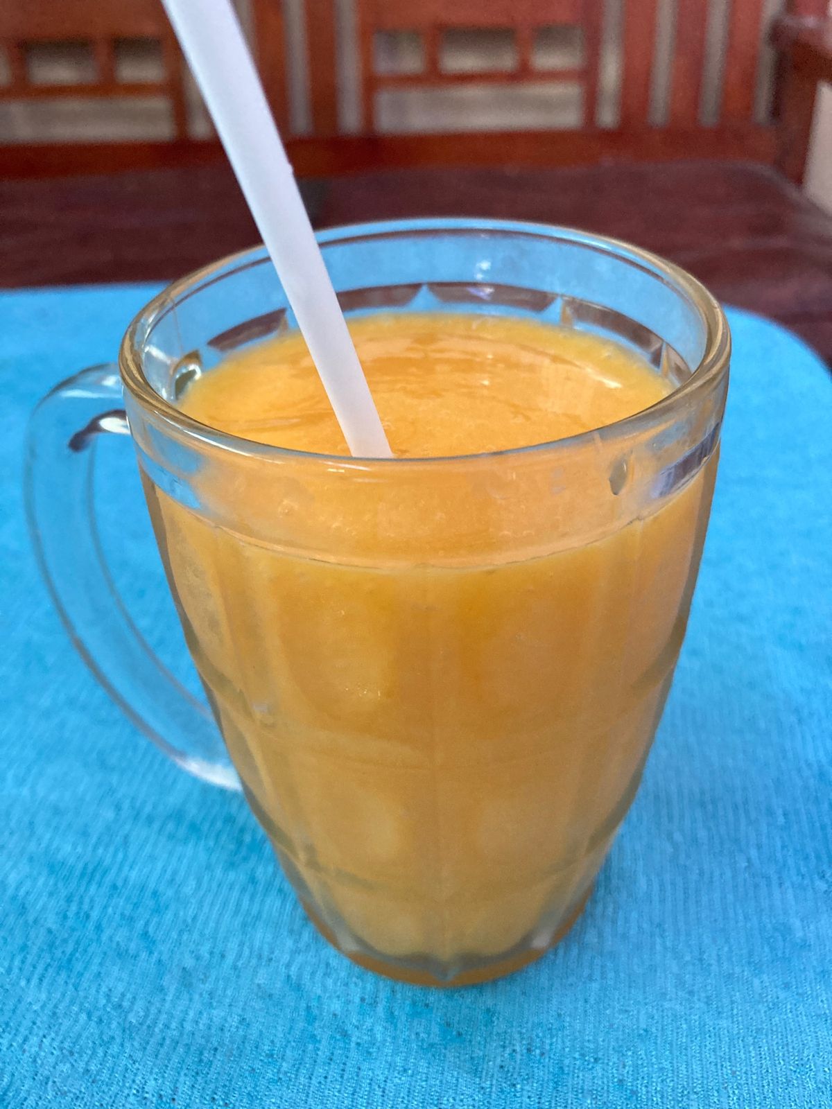 朝散歩、旬のマンゴーを道端販売で買って食べました。シェイク(sinh tố...