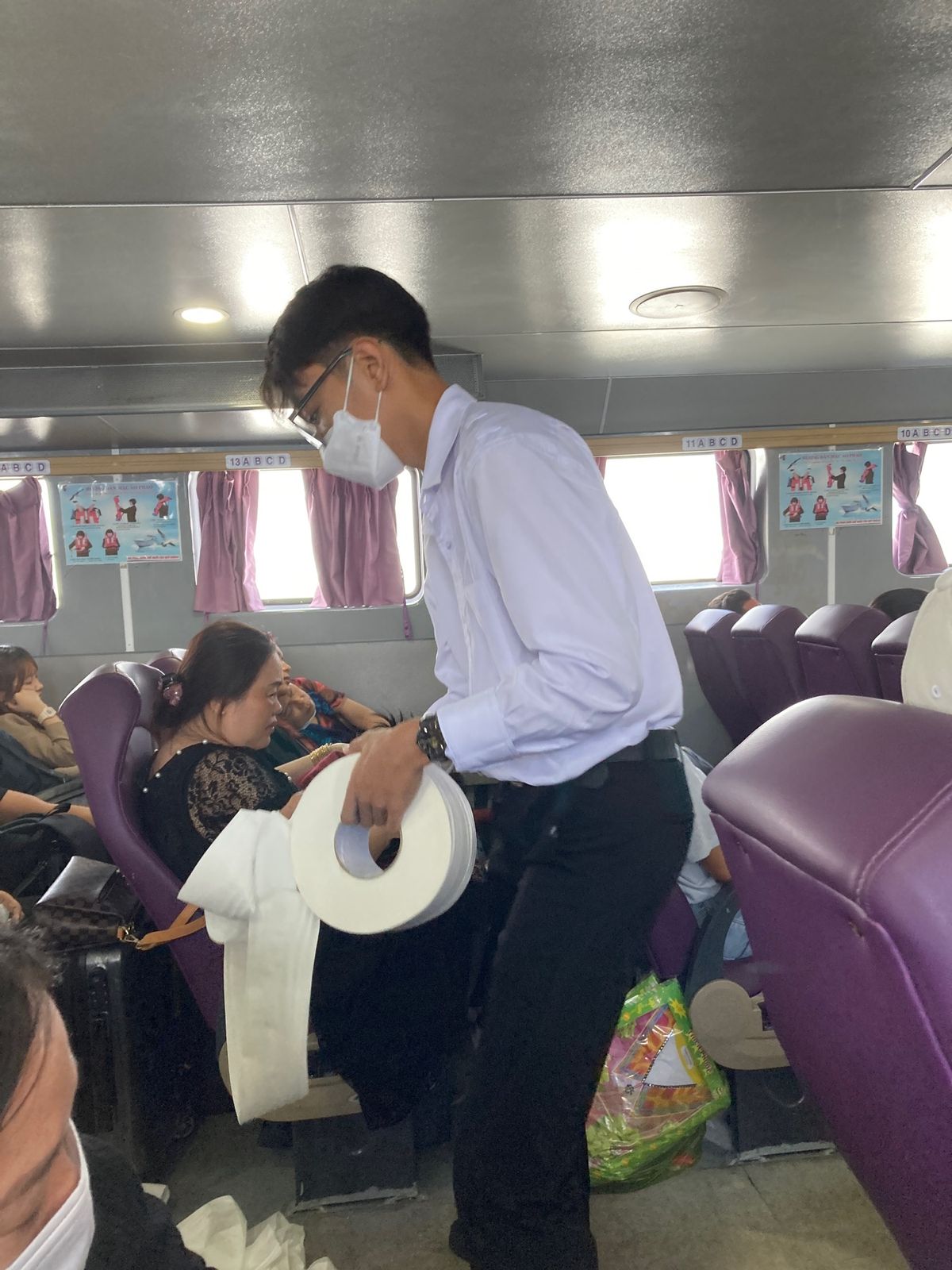 この時期にしては風が強く沖に出てからは前回同様かなり揺れました。汚物要員も...