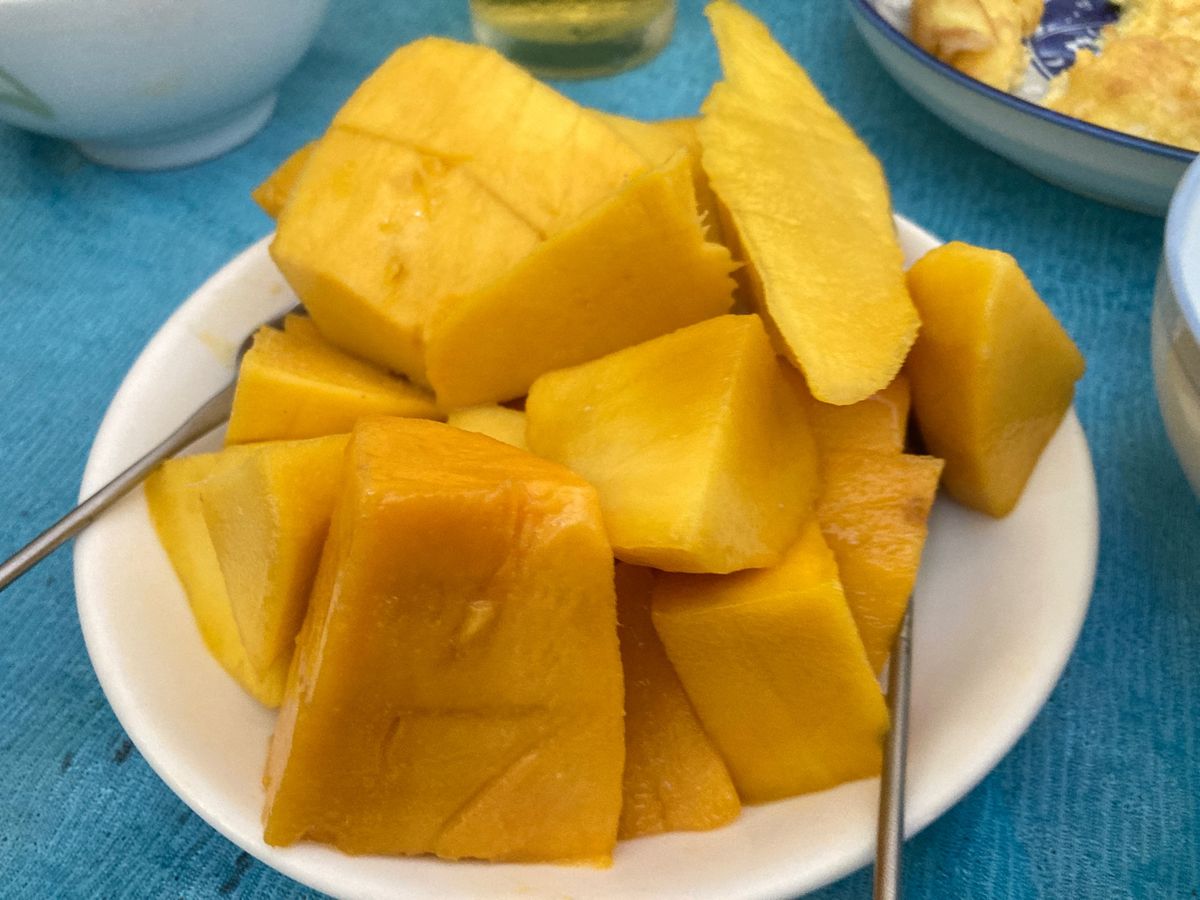 朝散歩、旬のマンゴーを道端販売で買って食べました。シェイク(sinh tố...