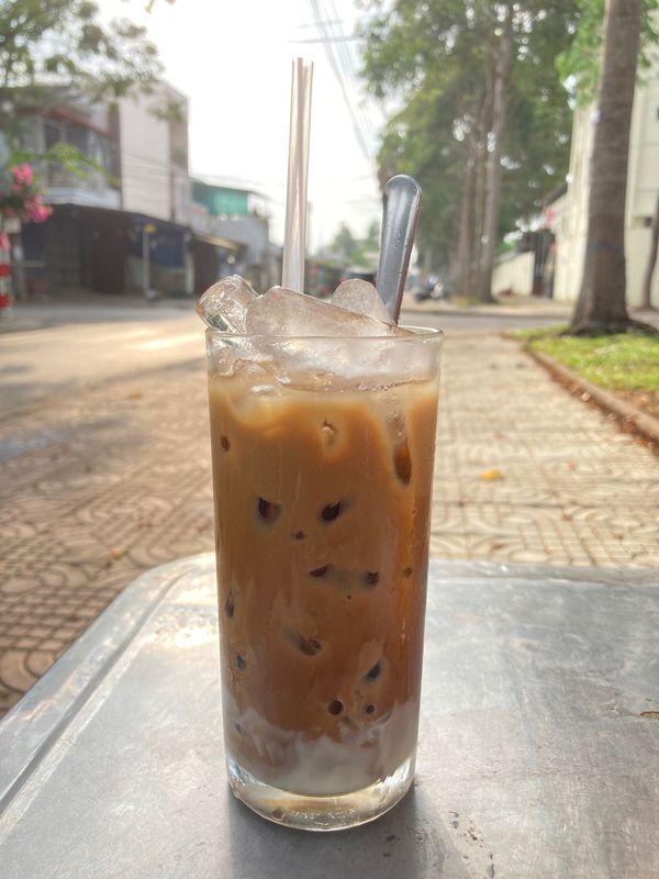 ベトナム「ベトナム」の写真：朝のアイスミルクコーヒー、インド系の店主...