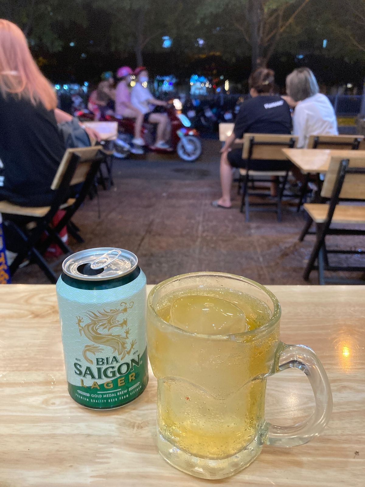 サイゴン、適当に入った店は北部人の店員ばかりだった。軽めのおつまみしかなく...