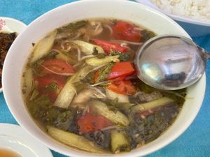 玉子焼き、小エビと豚肉の煮込み、酸味スープ(canh chua)、ウッドア...