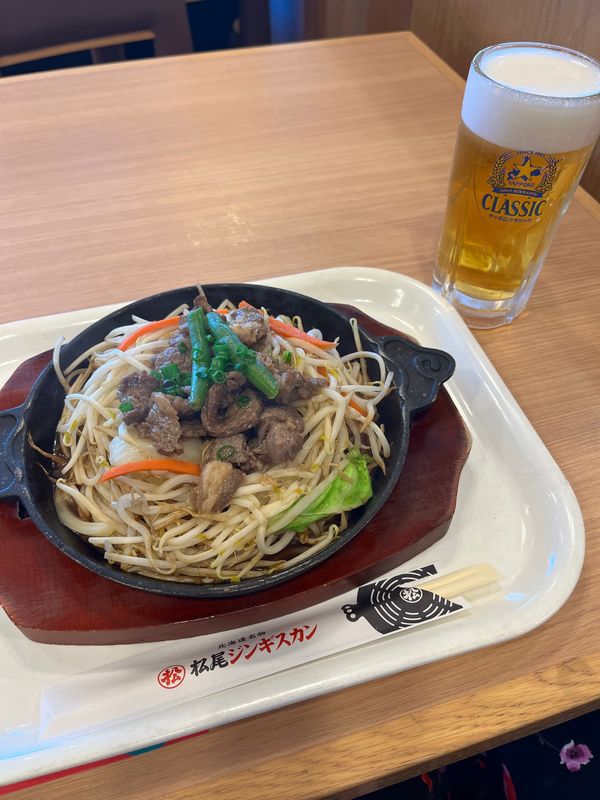 タイ・バンコク「3年半ぶりのタイ🇹🇭」の写真：まずは新千歳でなぜかジンギスカンとビール...