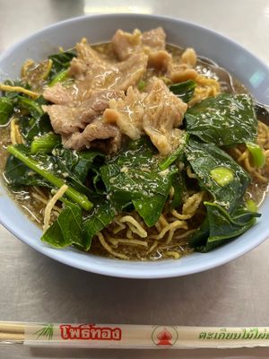 ワットポーの涅槃像。
ラートナーは、日本のあんかけ焼きそばに似ているけど、...