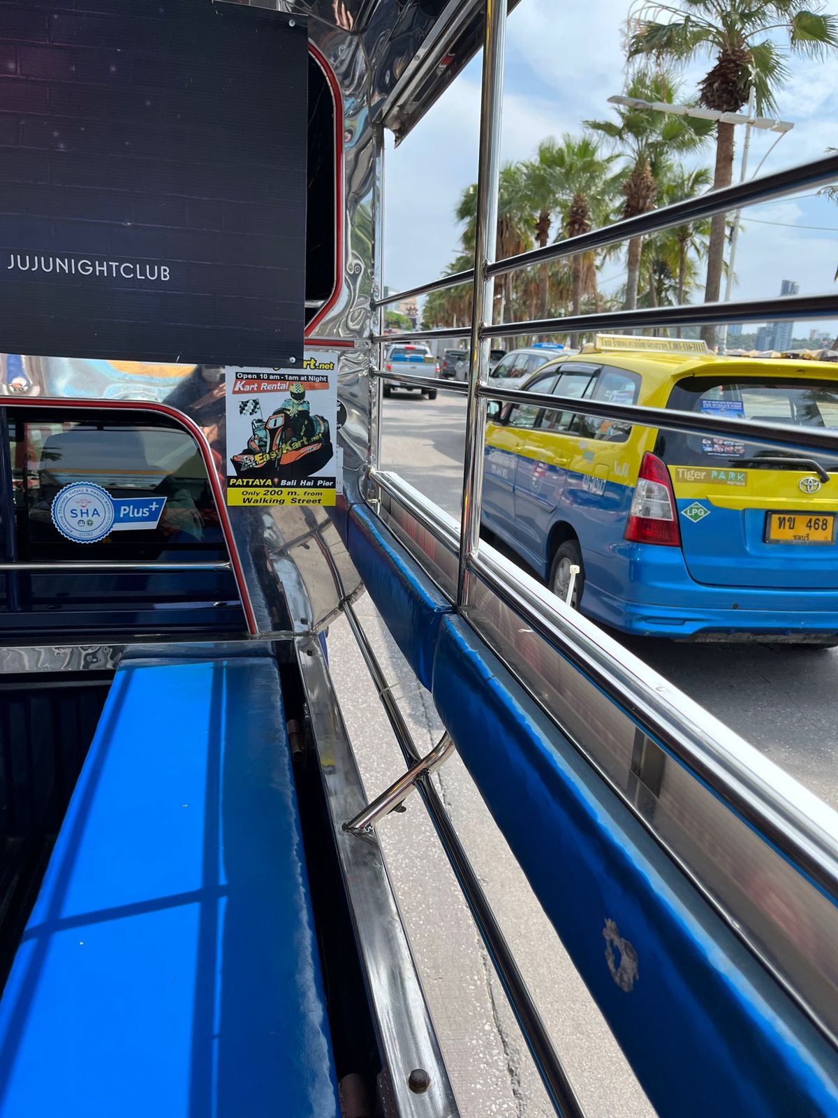 この日はパタヤ日帰り弾丸笑
バスのチケット買ったら、ワゴン車に乗せられた笑...