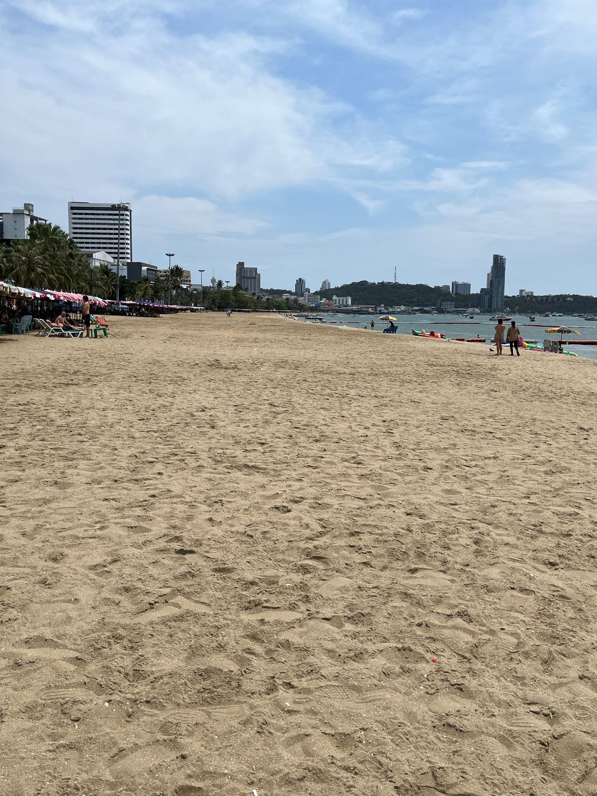 この日はパタヤ日帰り弾丸笑
バスのチケット買ったら、ワゴン車に乗せられた笑...