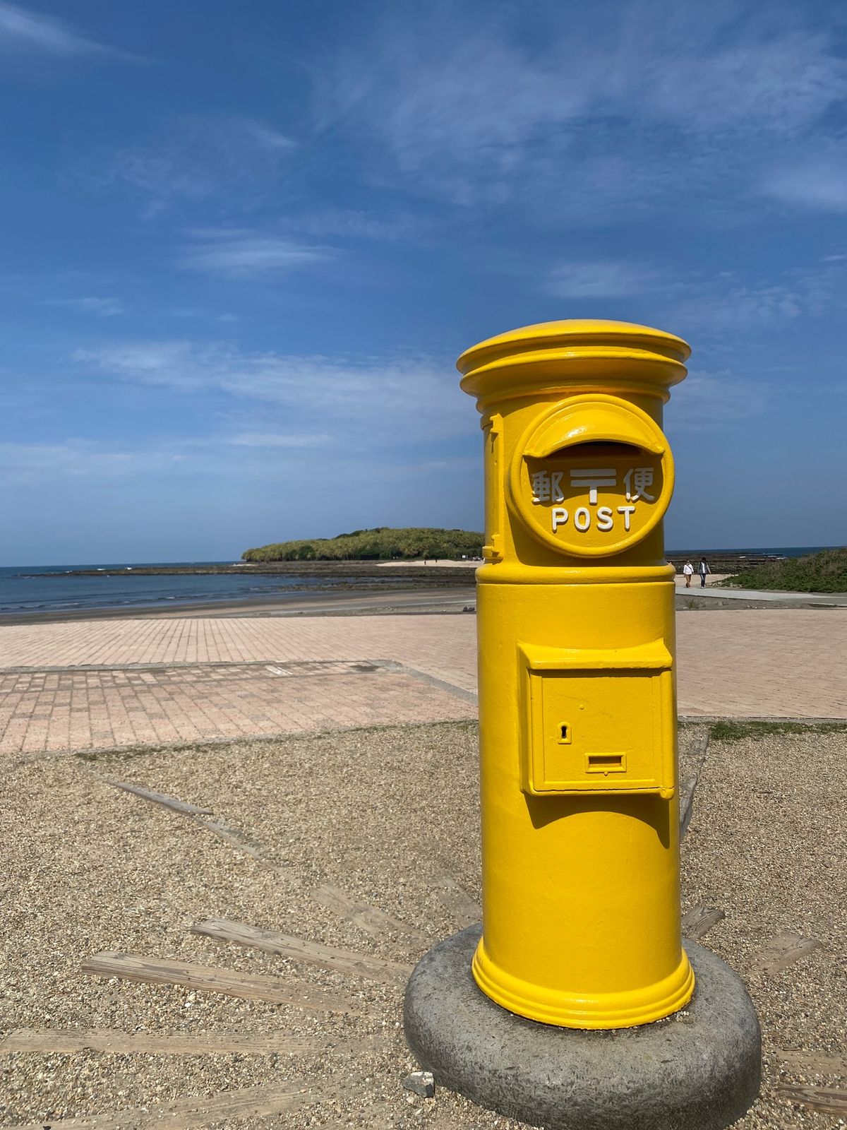 黄色いポストを見て黄色いパイナップルジュースをいただきました。
プリンも美...