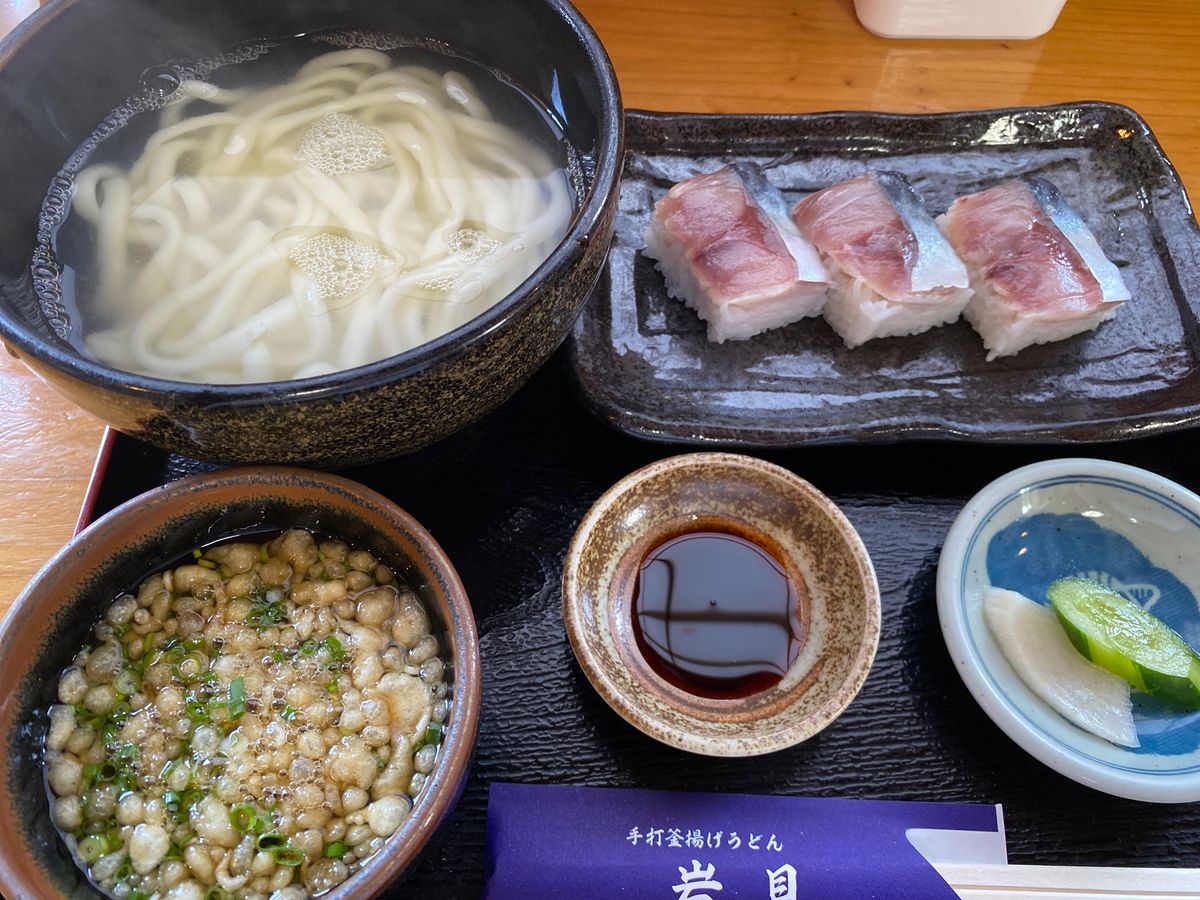 バスに乗って青島に来ました。
宮崎名物釜揚げうどんと魚ずし。
名前は魚種で...