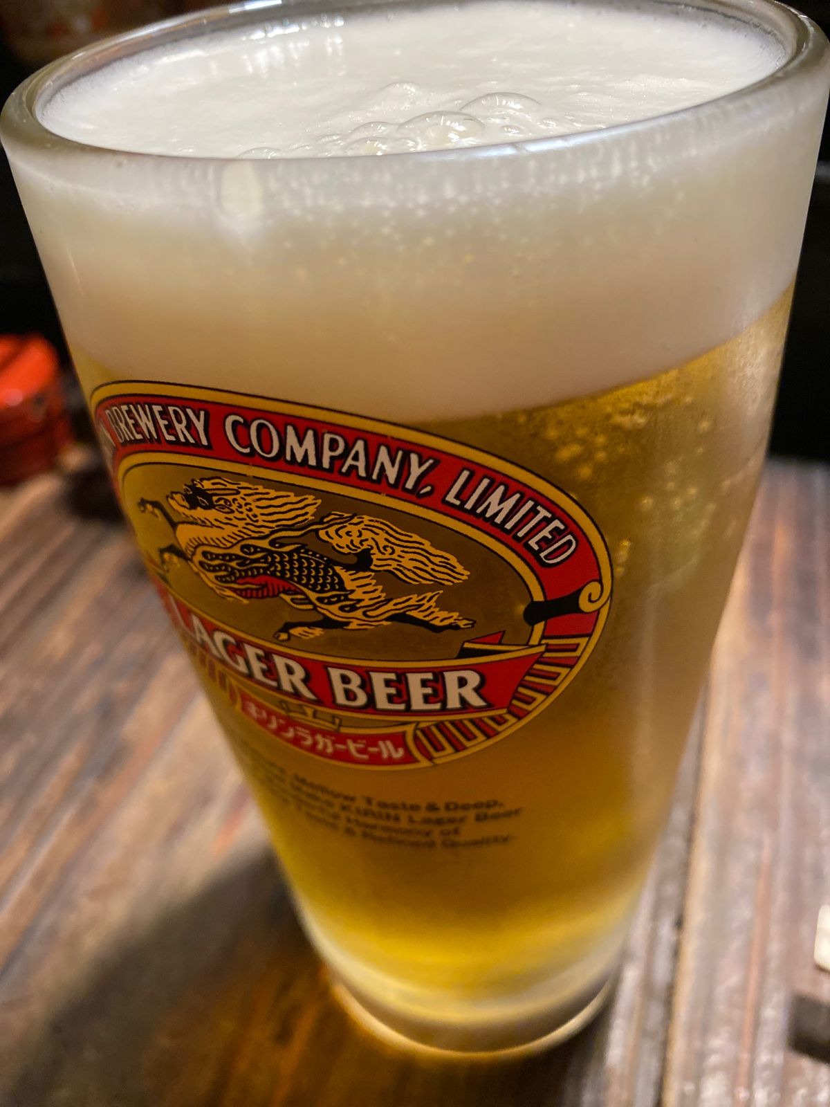 名物をいただく旅。
地鶏の炭焼きとタタキ。
なんと素敵な地鶏ビール。