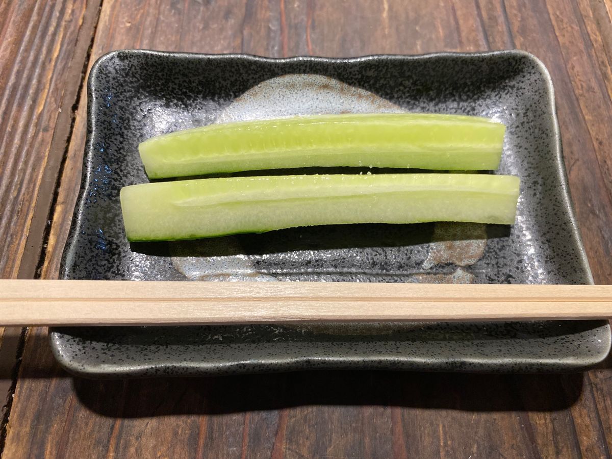 名物をいただく旅。
地鶏の炭焼きとタタキ。
なんと素敵な地鶏ビール。