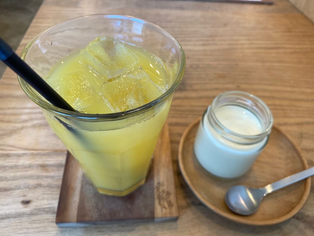 黄色いポストを見て黄色いパイナップルジュースをいただきました。
プリンも美...