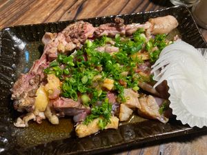 名物をいただく旅。
地鶏の炭焼きとタタキ。
なんと素敵な地鶏ビール。