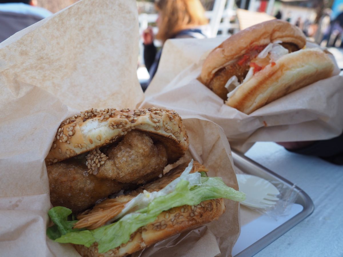 淡路島　食べ歩き

しらすソフト
玉ねぎスープ　と　ハンバーガー