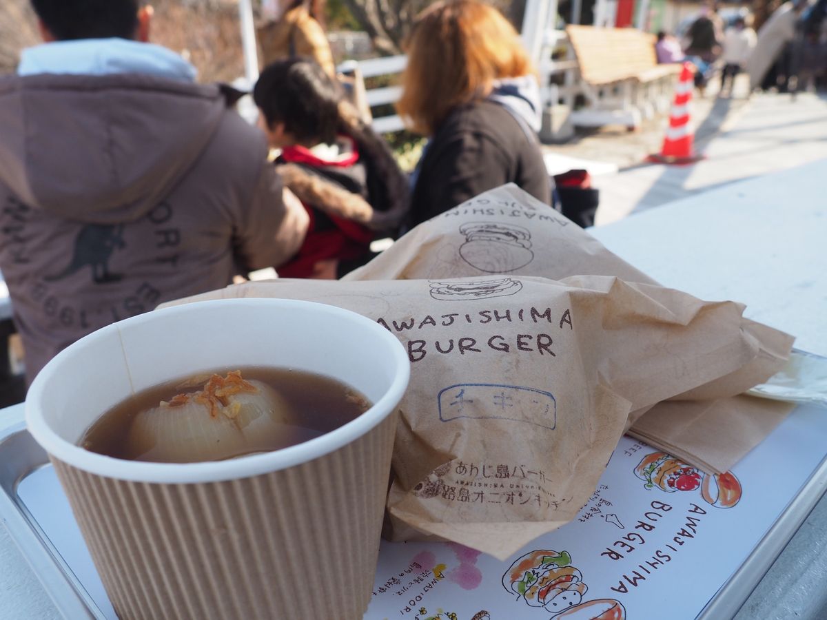 淡路島　食べ歩き

しらすソフト
玉ねぎスープ　と　ハンバーガー