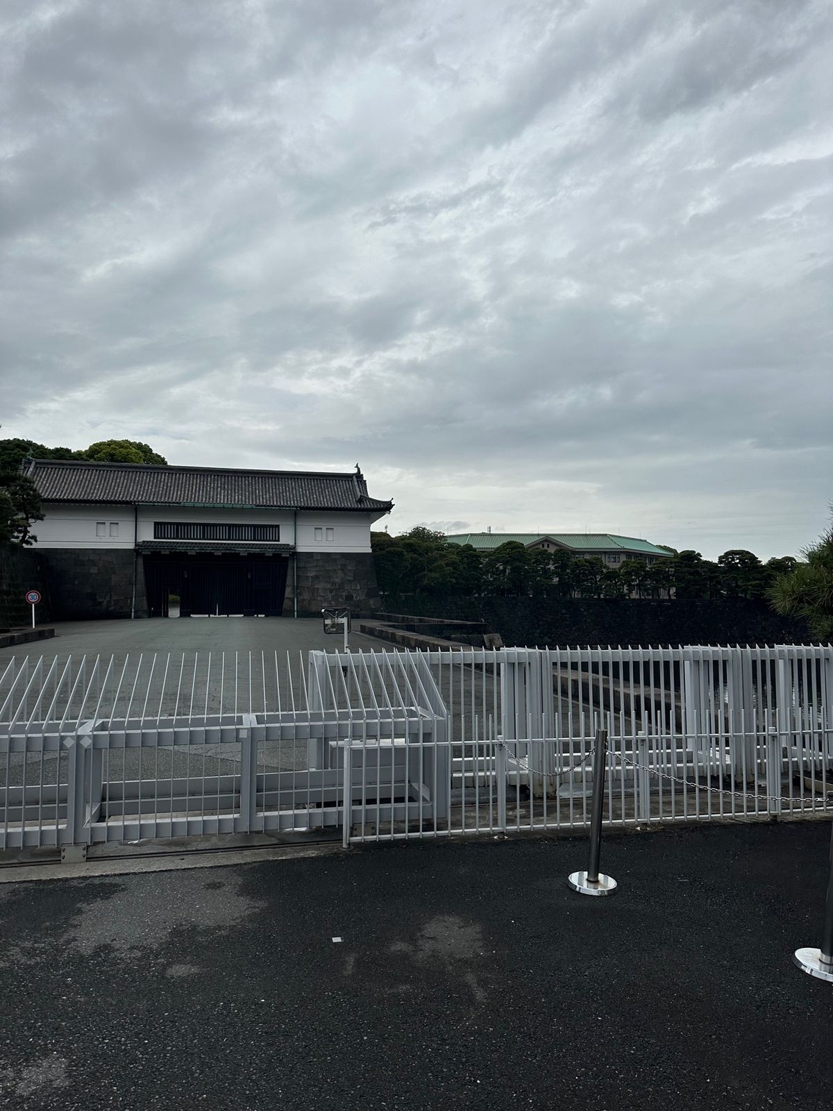 皇居と宮内庁。
東京のど真ん中にこれだけ広い敷地。
すげーなーーー！！