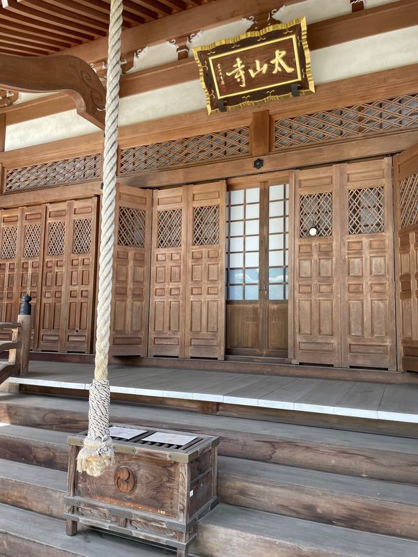 日本・栃木県「足利フラワーパークと宇都宮」の写真：太山寺
住職さんがお寺と仏様について説明...