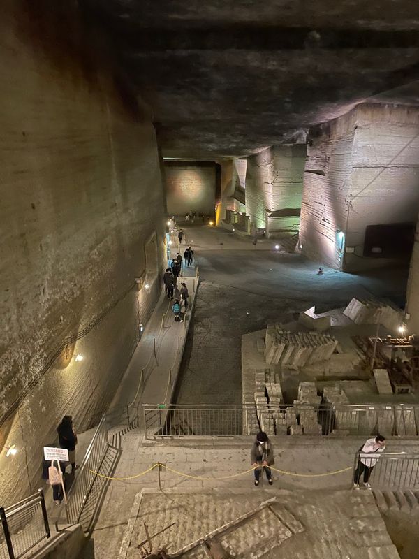 日本・栃木県「足利フラワーパークと宇都宮」の写真：大谷資料館　採掘場跡地
神秘的な場所。色...
